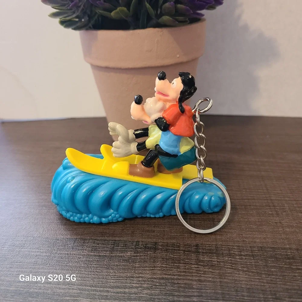 Disney Goofy Donald Duck Surfing Wave Keychain Toy‎ Burger King Collectible